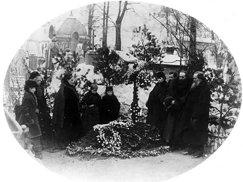 
Жена, дети и друзья у могилы Достоевского, фото 1881 г.